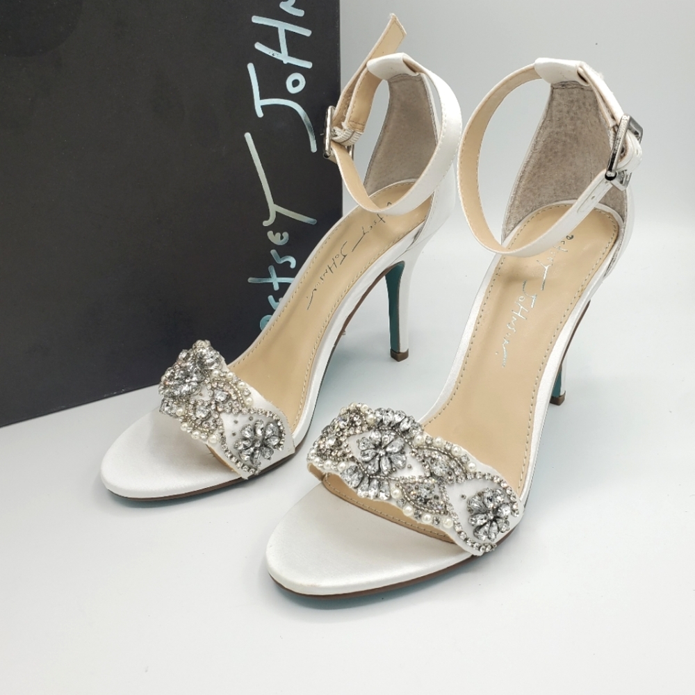Betsey Johnson Gina bridal heels, Ivory, NIB